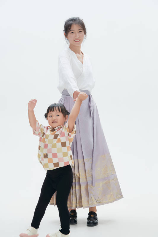 白色背景下的妈妈与可爱女儿亲子人像图片