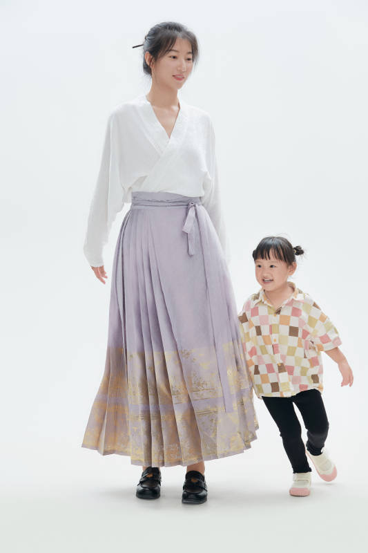 白色背景下的妈妈与可爱女儿亲子人像图片