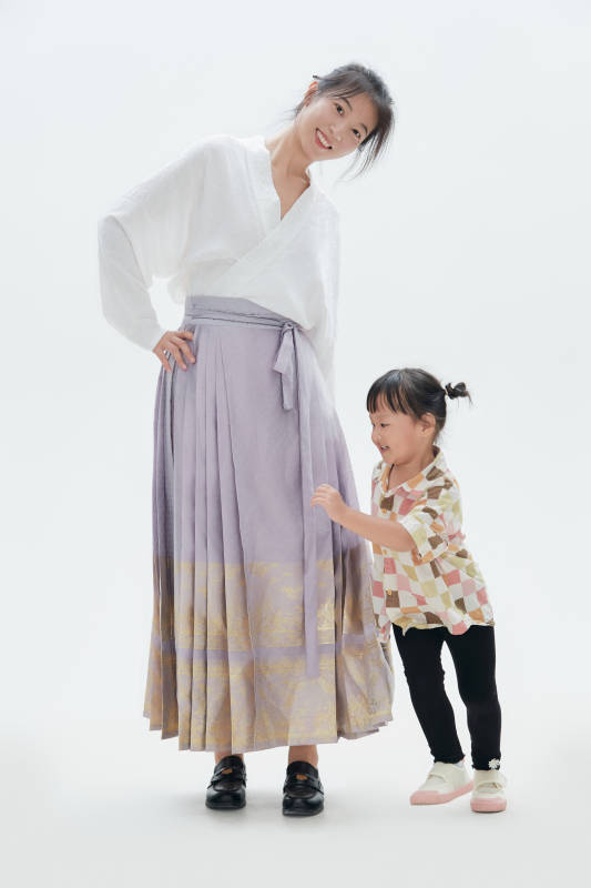 白色背景下的妈妈与可爱女儿亲子人像图片