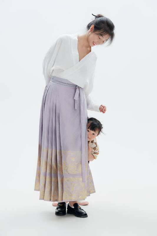 白色背景下的妈妈与可爱女儿亲子人像图片