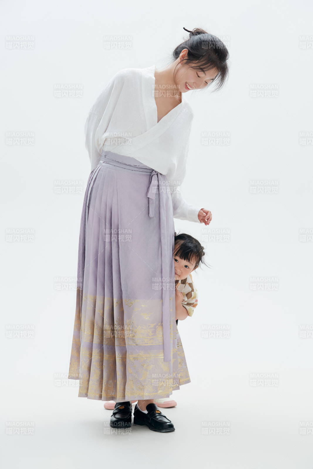 白色背景下的妈妈与可爱女儿亲子人像图片