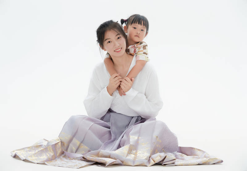 白色背景下的妈妈与可爱女儿亲子人像图片
