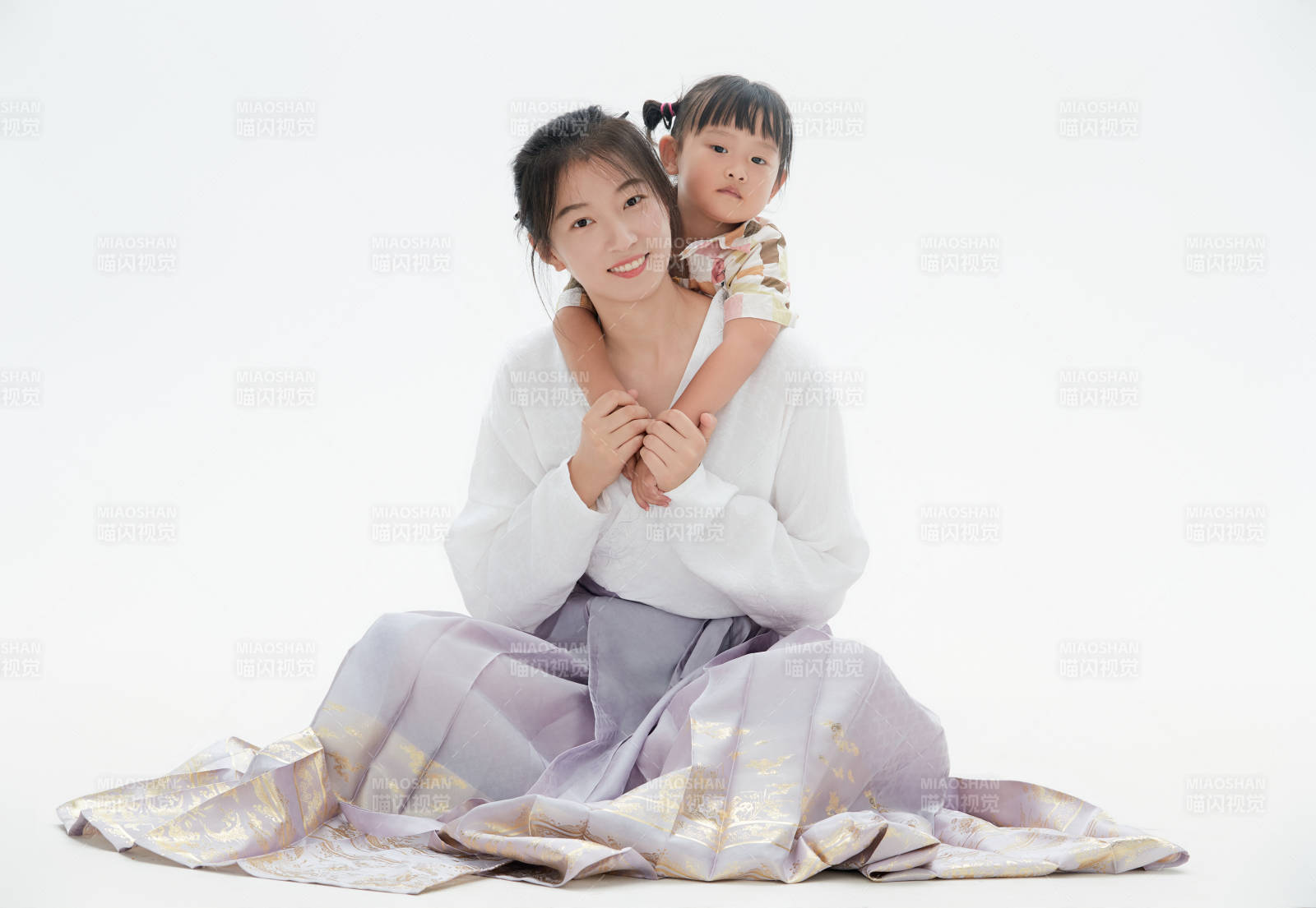 白色背景下的妈妈与可爱女儿亲子人像图片