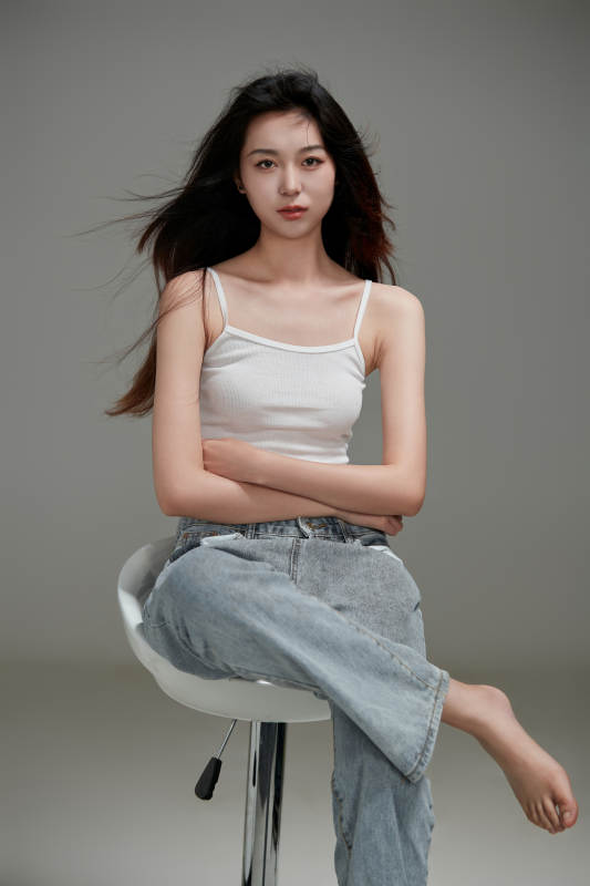 年轻活力亚洲年轻女性形象图片