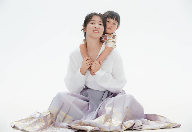 白色背景下的妈妈与可爱女儿亲子人像图片