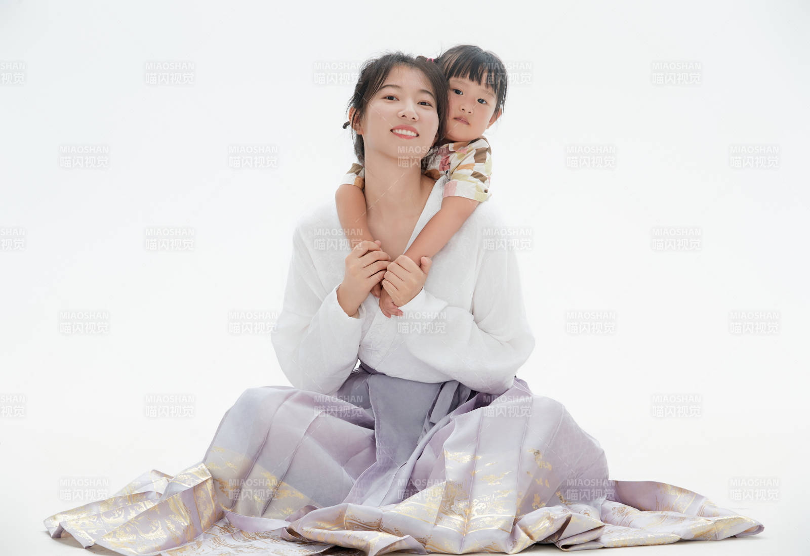 白色背景下的妈妈与可爱女儿亲子人像图片