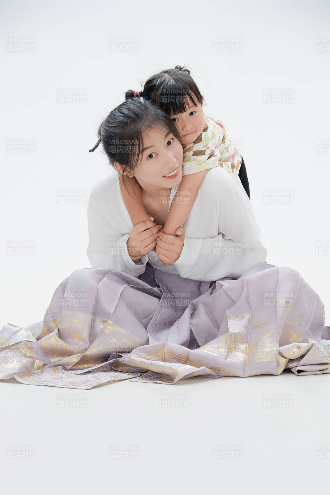 白色背景下的妈妈与可爱女儿亲子人像图片