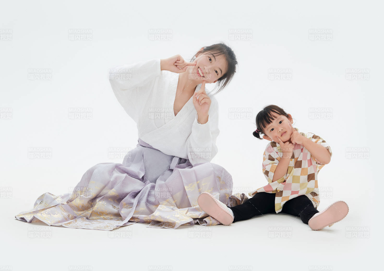 白色背景下的妈妈与可爱女儿亲子人像图片