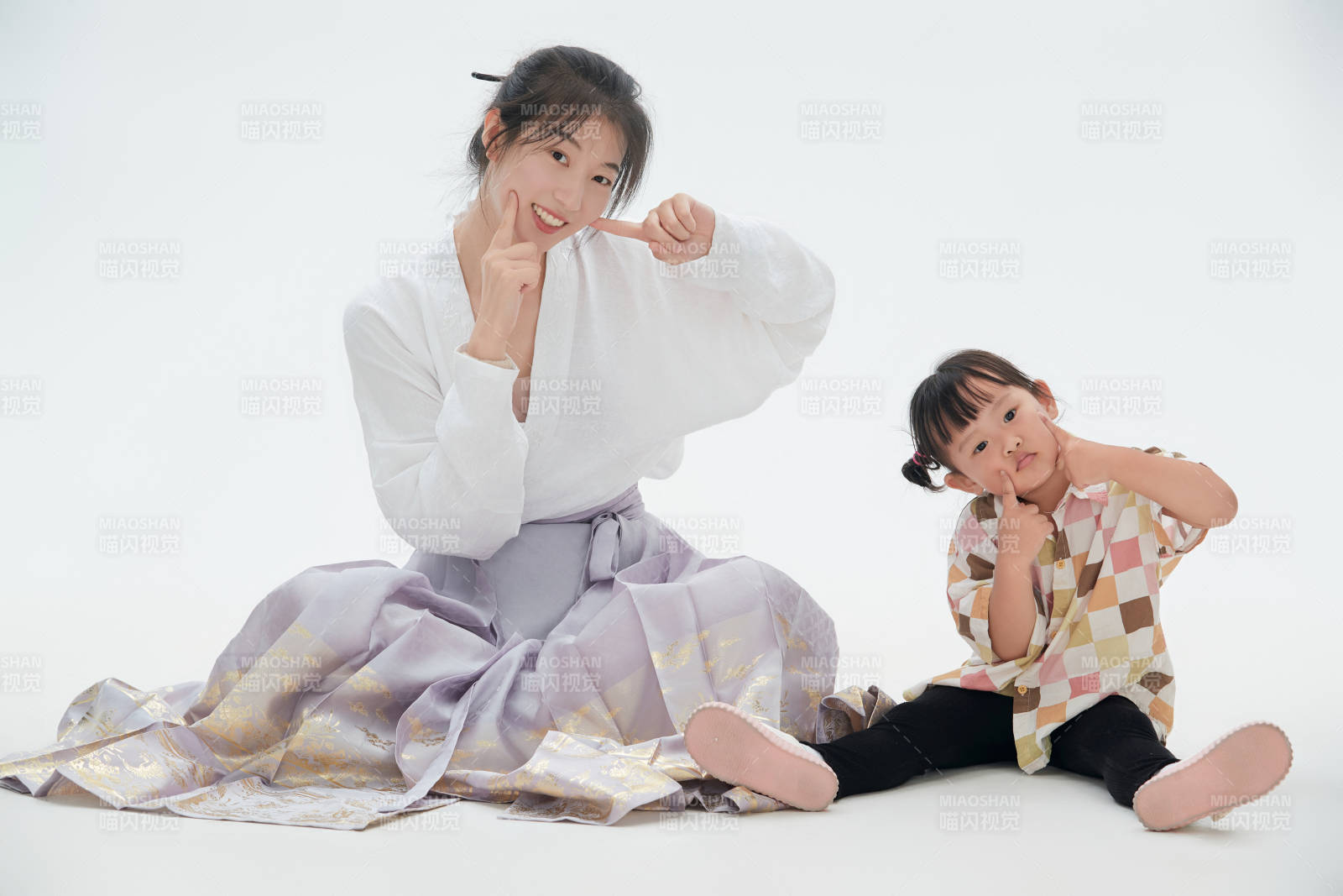 白色背景下的妈妈与可爱女儿亲子人像图片