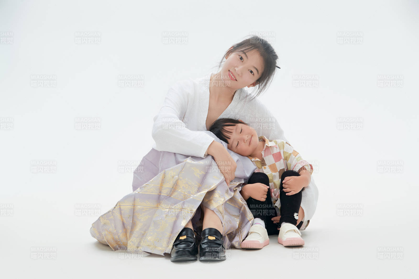 白色背景下的妈妈与可爱女儿亲子人像图片