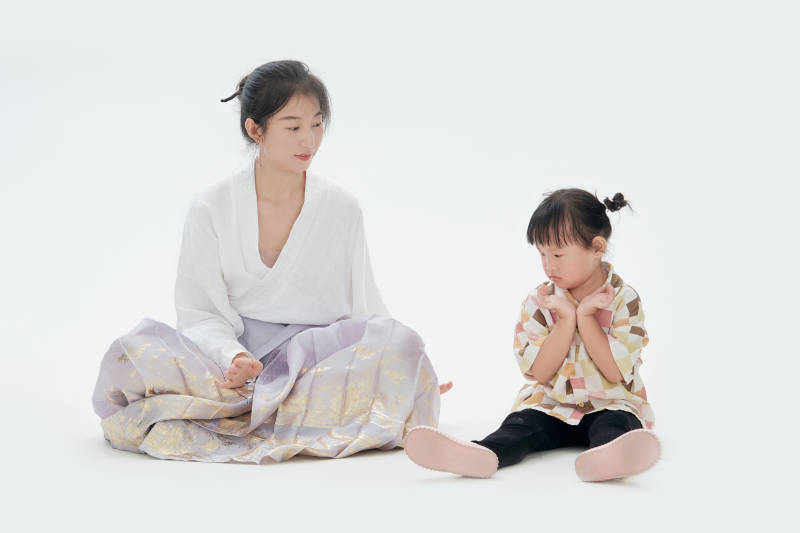 白色背景下的妈妈与可爱女儿亲子人像图片