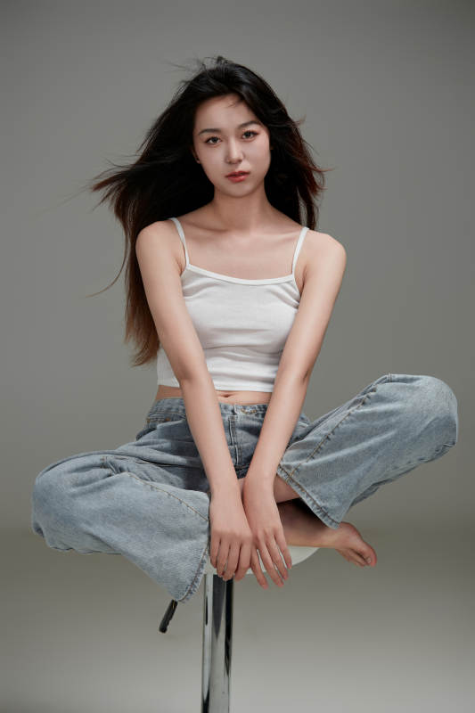 年轻活力亚洲年轻女性形象图片