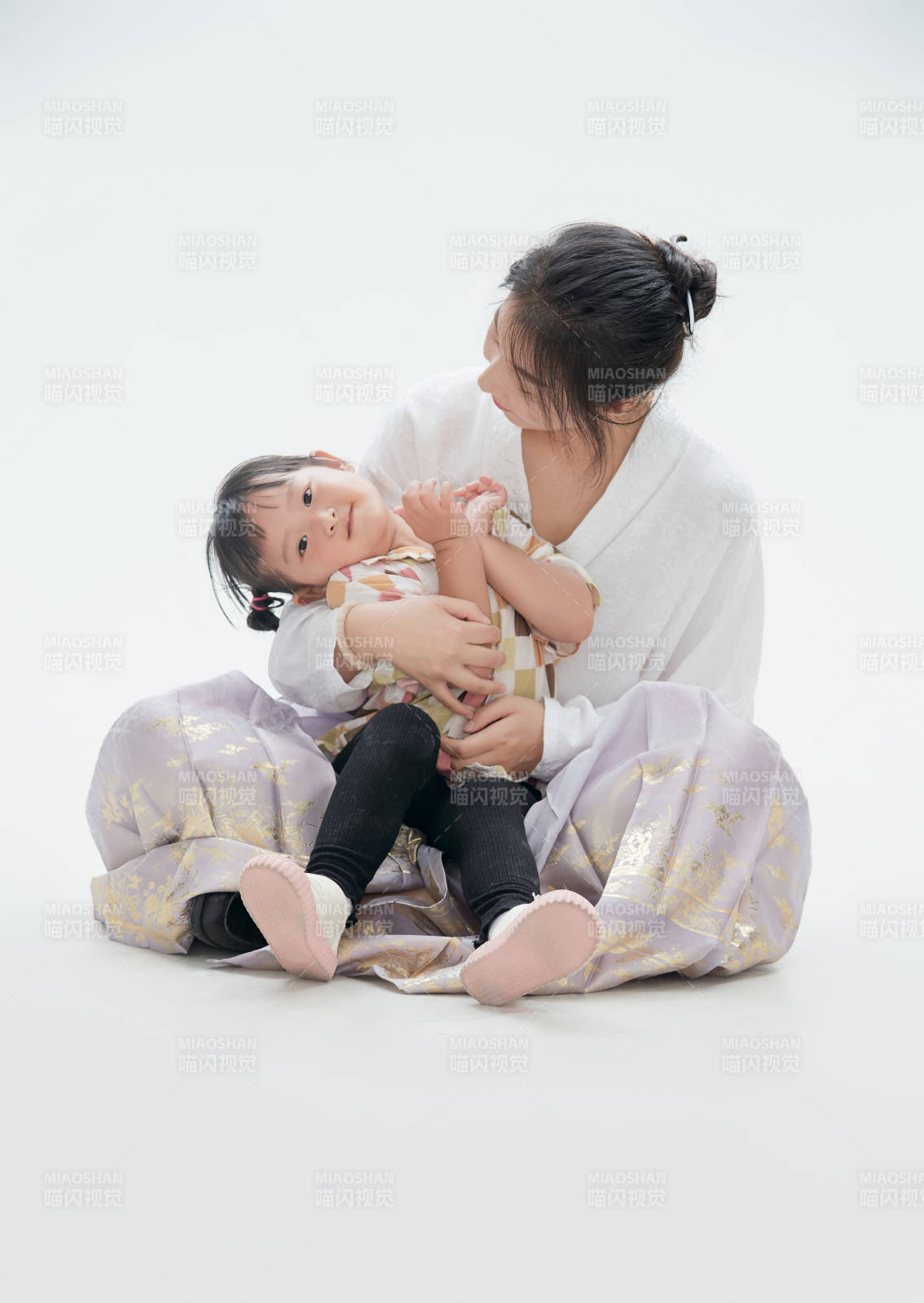 白色背景下的妈妈与可爱女儿亲子人像图片