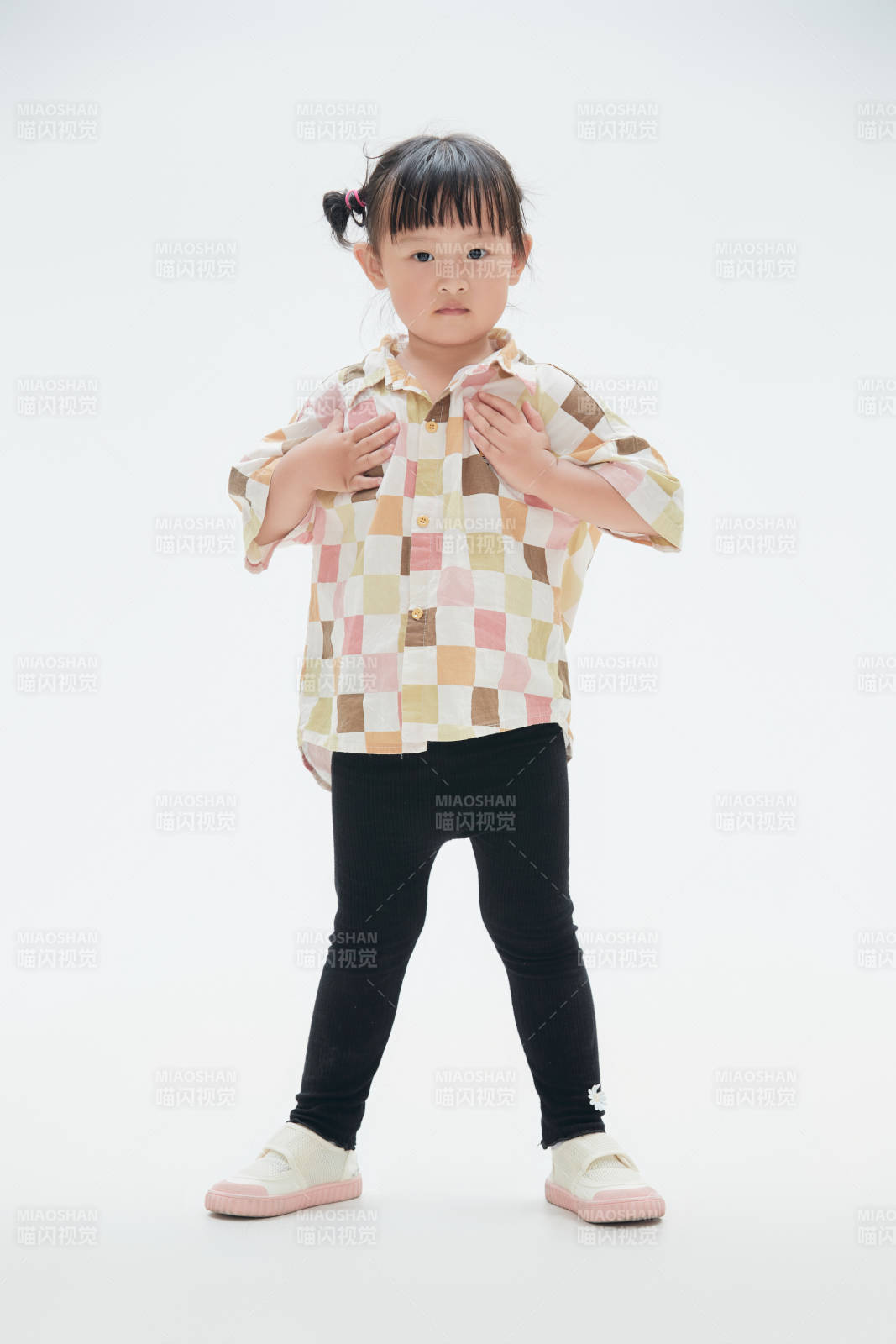 白色背景下顽皮可爱的中国小女孩儿童图片