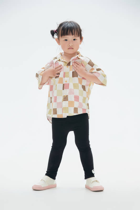 白色背景下顽皮可爱的中国小女孩儿童图片