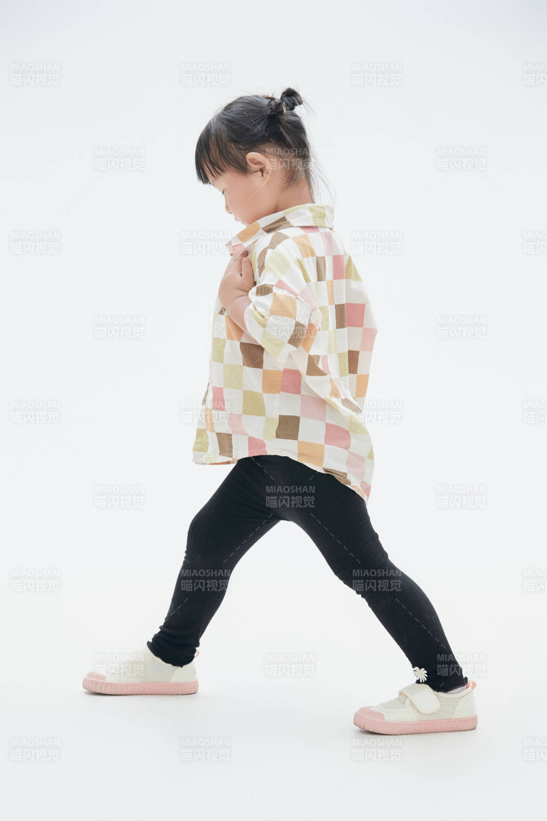 白色背景下顽皮可爱的中国小女孩儿童图片