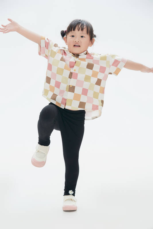 白色背景下顽皮可爱的中国小女孩儿童图片