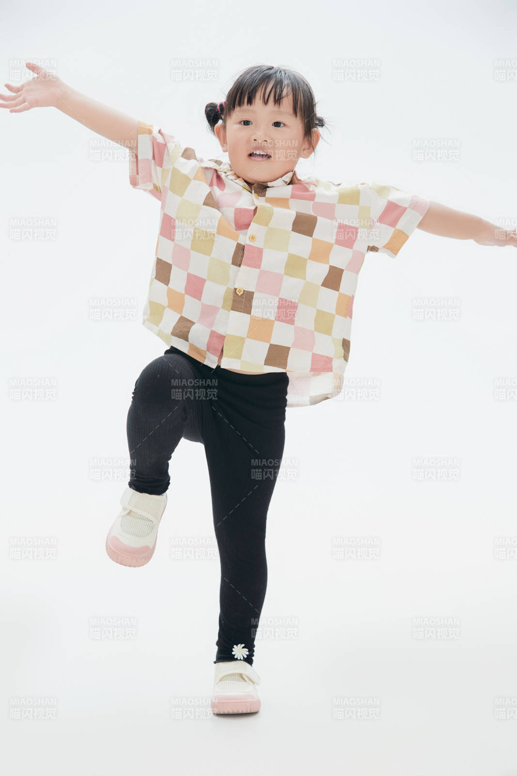 白色背景下顽皮可爱的中国小女孩儿童图片