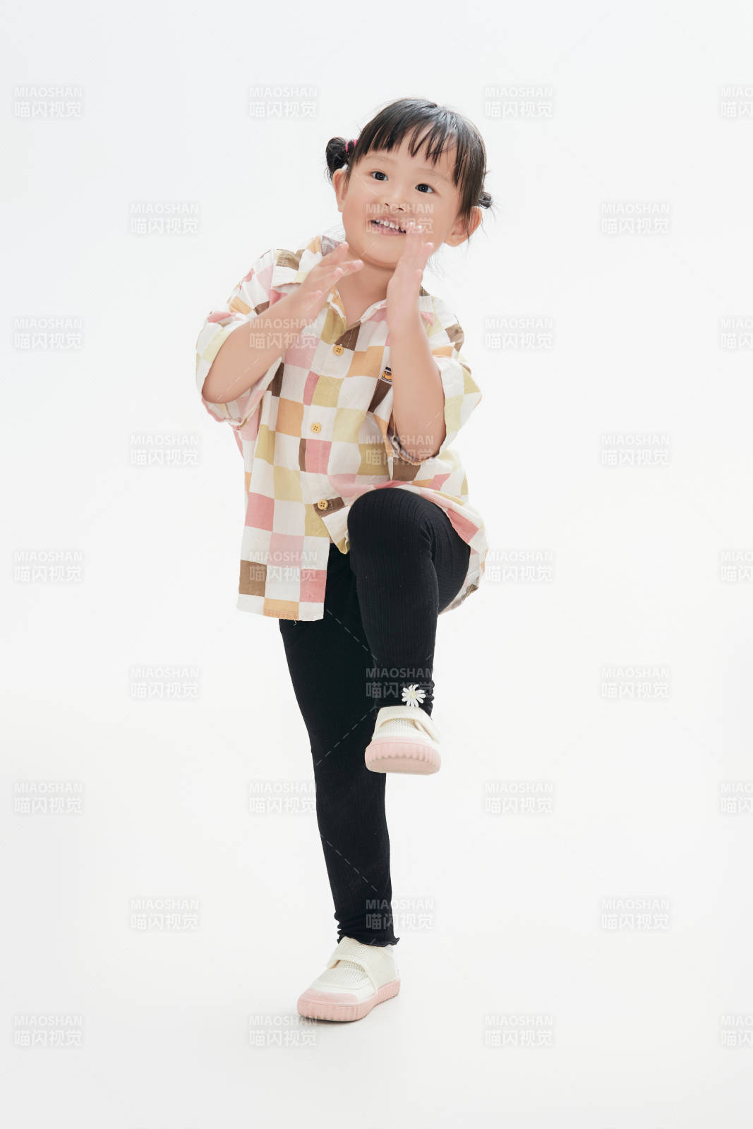 白色背景下顽皮可爱的中国小女孩儿童图片