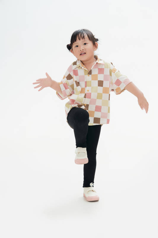 白色背景下顽皮可爱的中国小女孩儿童图片