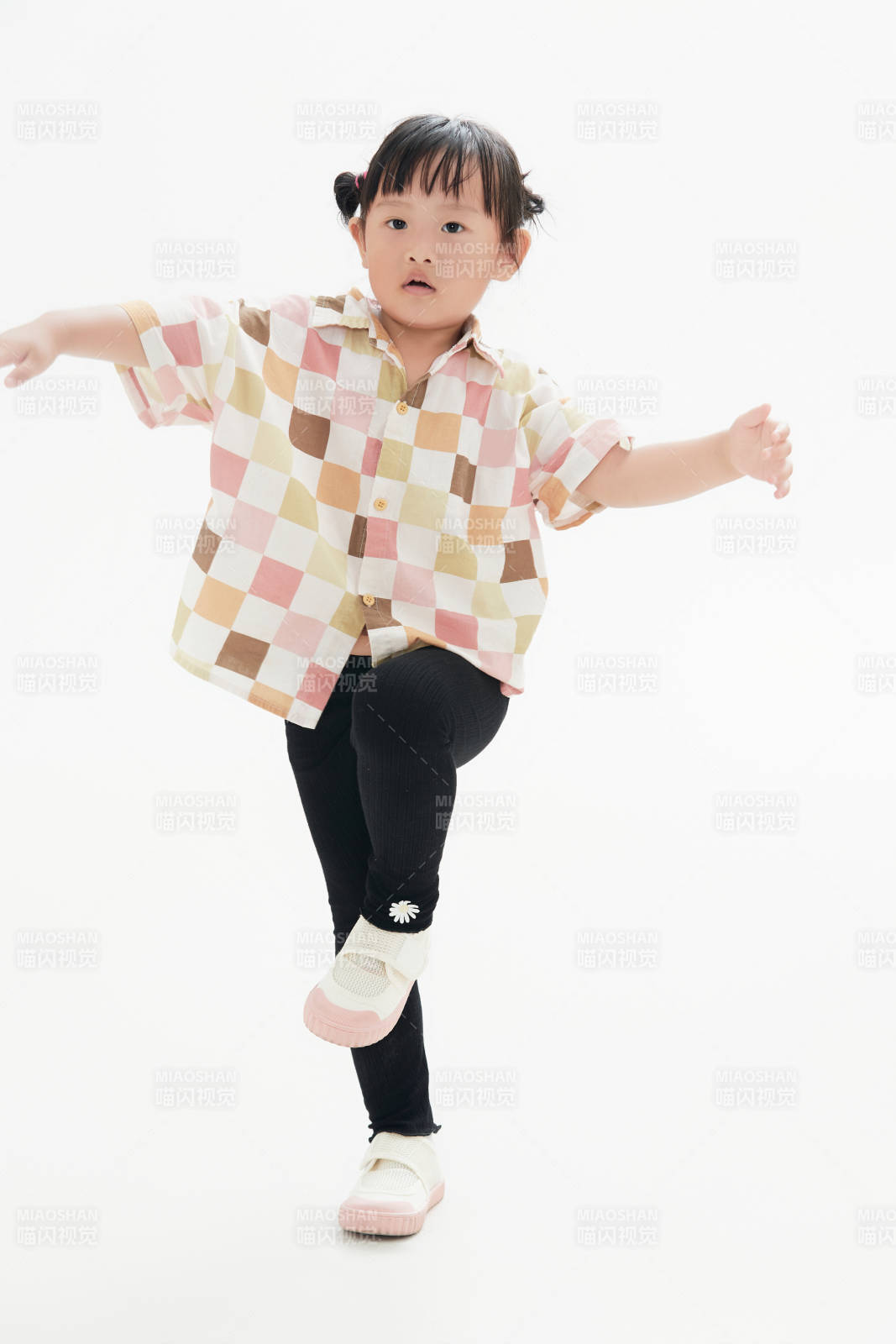 白色背景下顽皮可爱的中国小女孩儿童图片