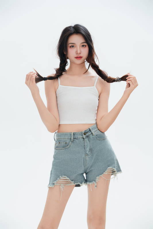 白色背景里的中国女性大学生图片