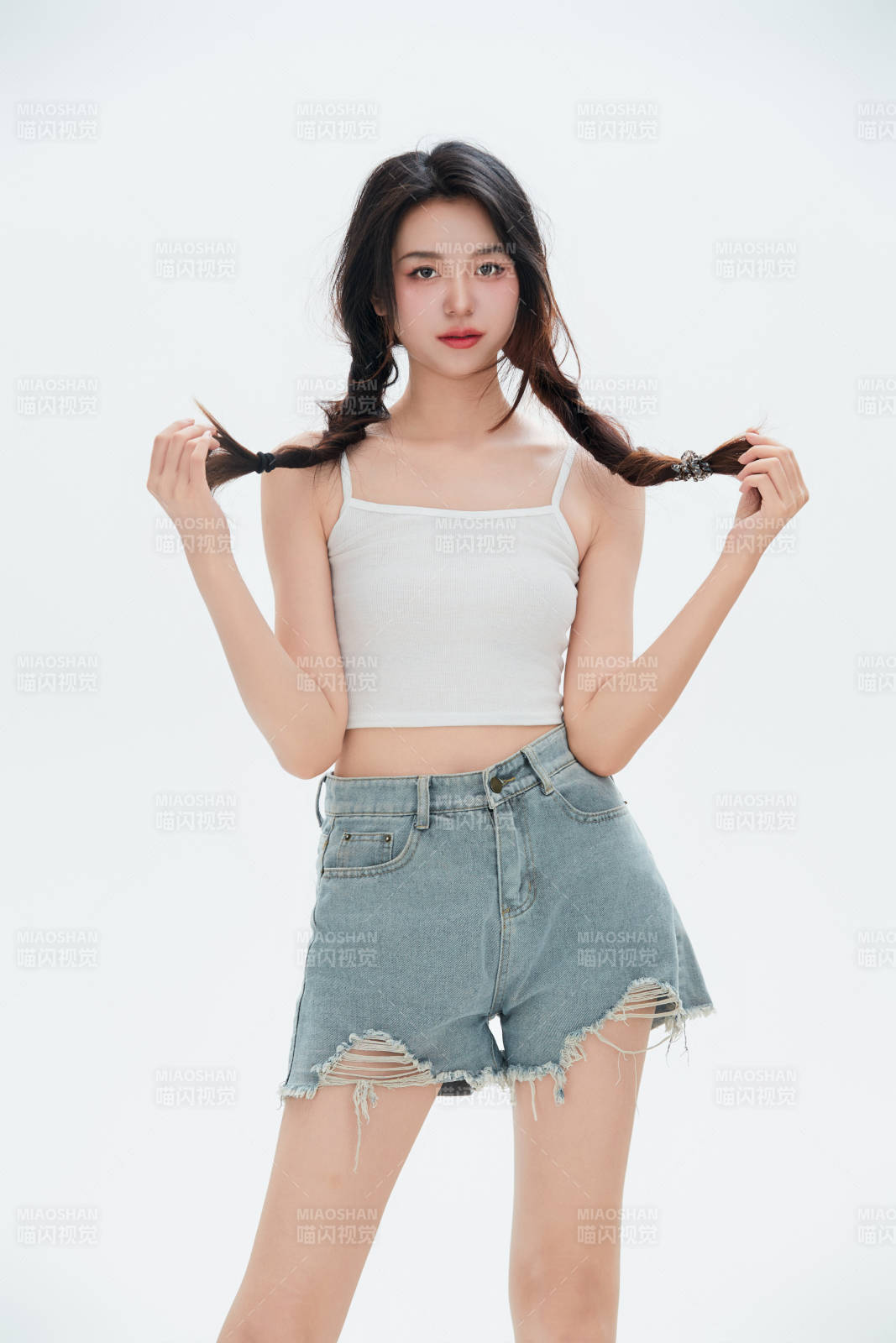 白色背景里的中国女性大学生图片