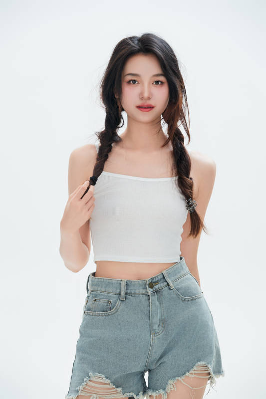 白色背景里的中国女性大学生图片