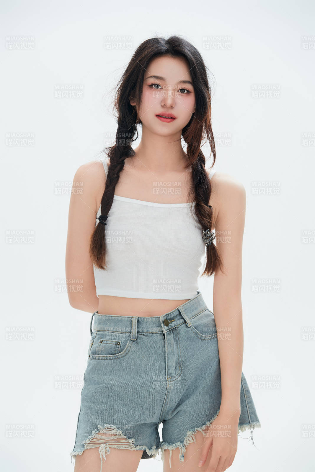 白色背景里的中国女性大学生图片