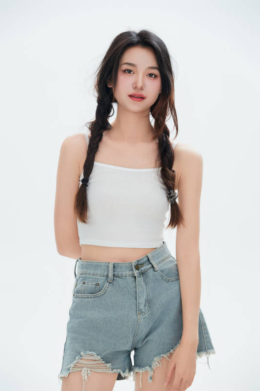 白色背景里的中国女性大学生图片