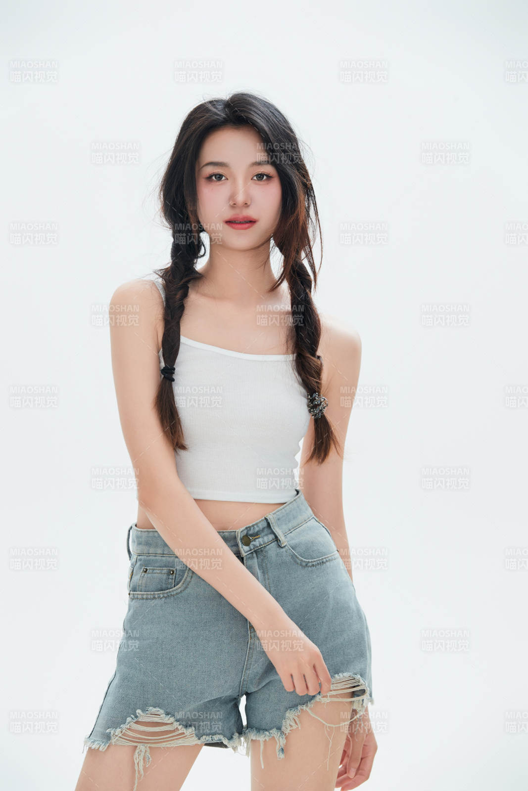 白色背景里的中国女性大学生图片