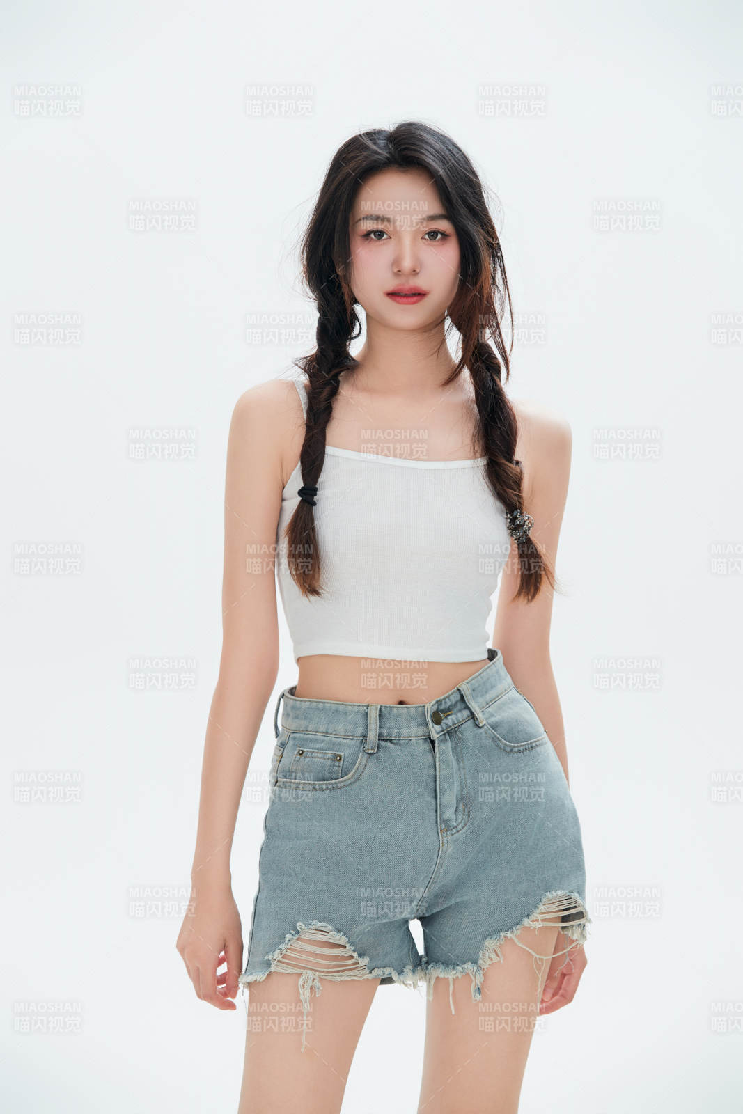 白色背景里的中国女性大学生图片