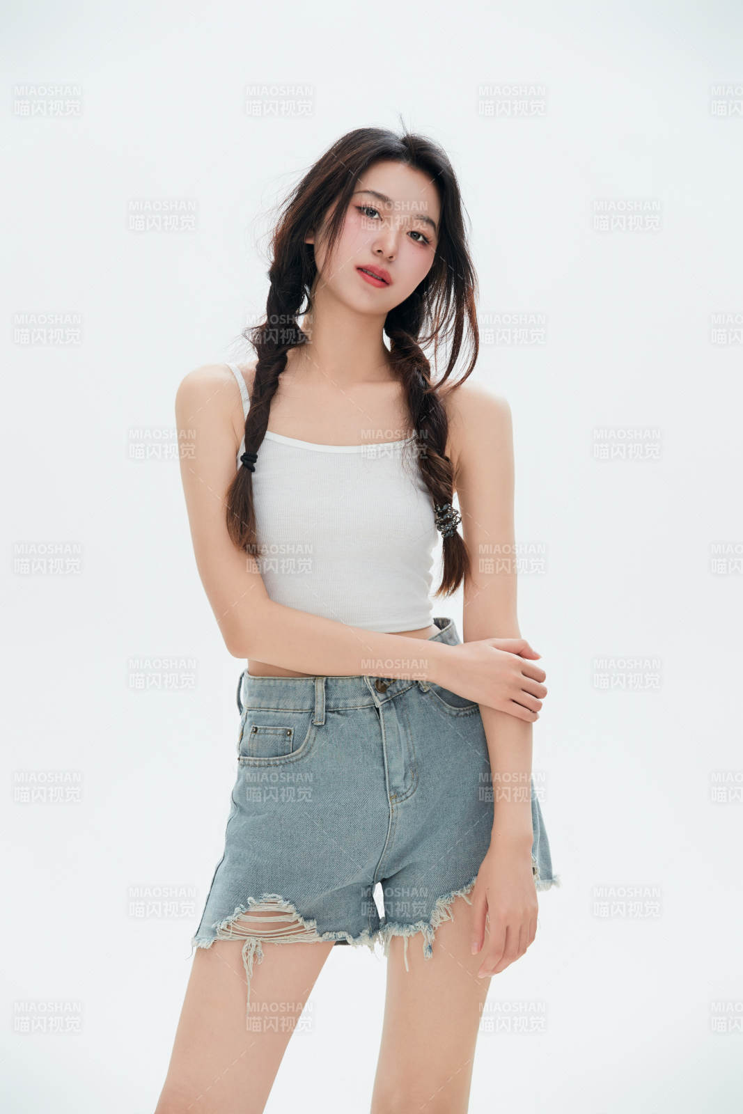 白色背景里的中国女性大学生图片