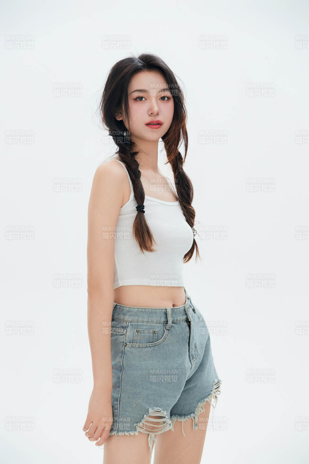 白色背景里的中国女性大学生图片