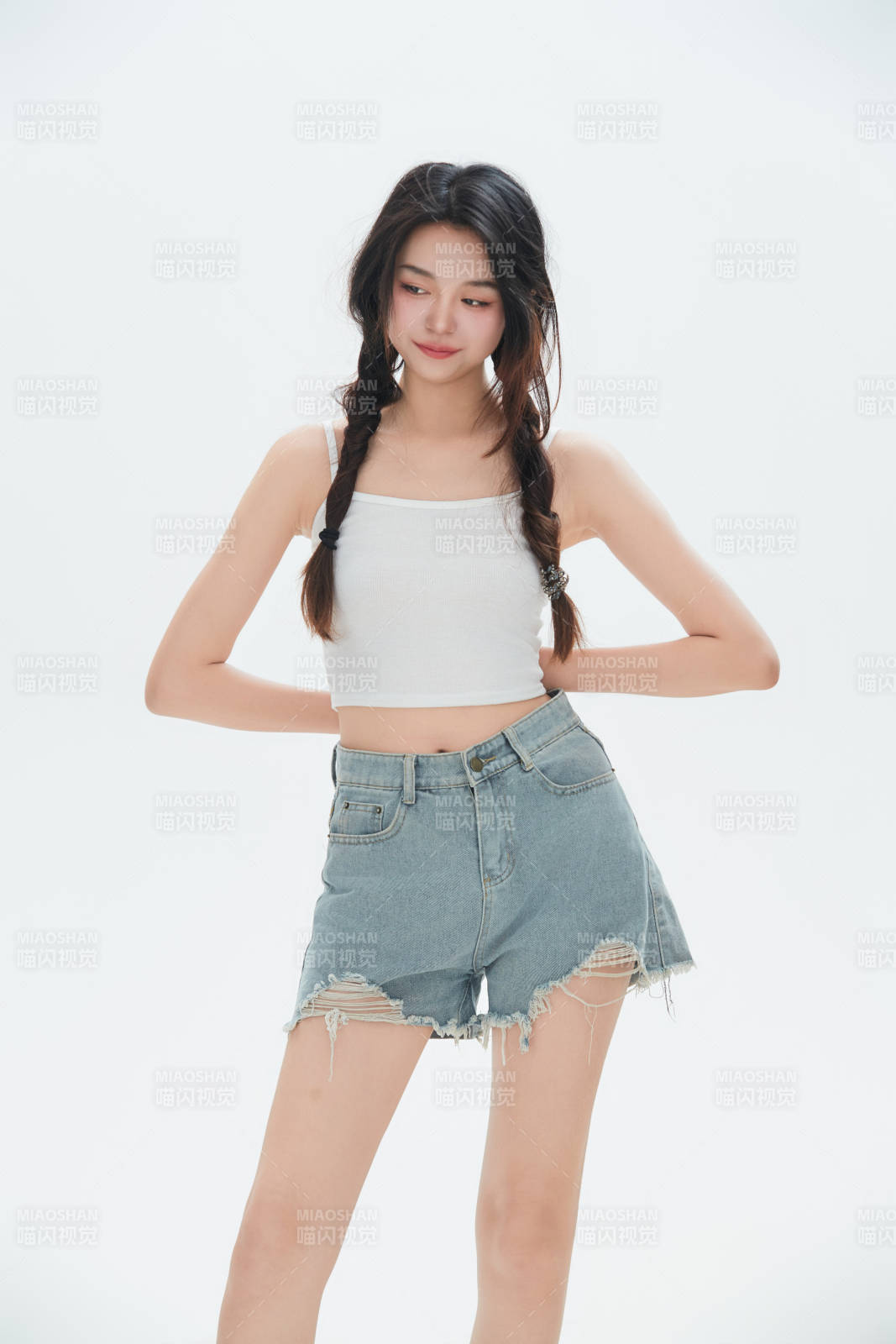 白色背景里的中国女性大学生图片