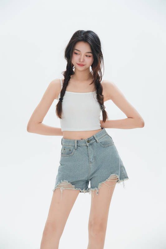 白色背景里的中国女性大学生图片