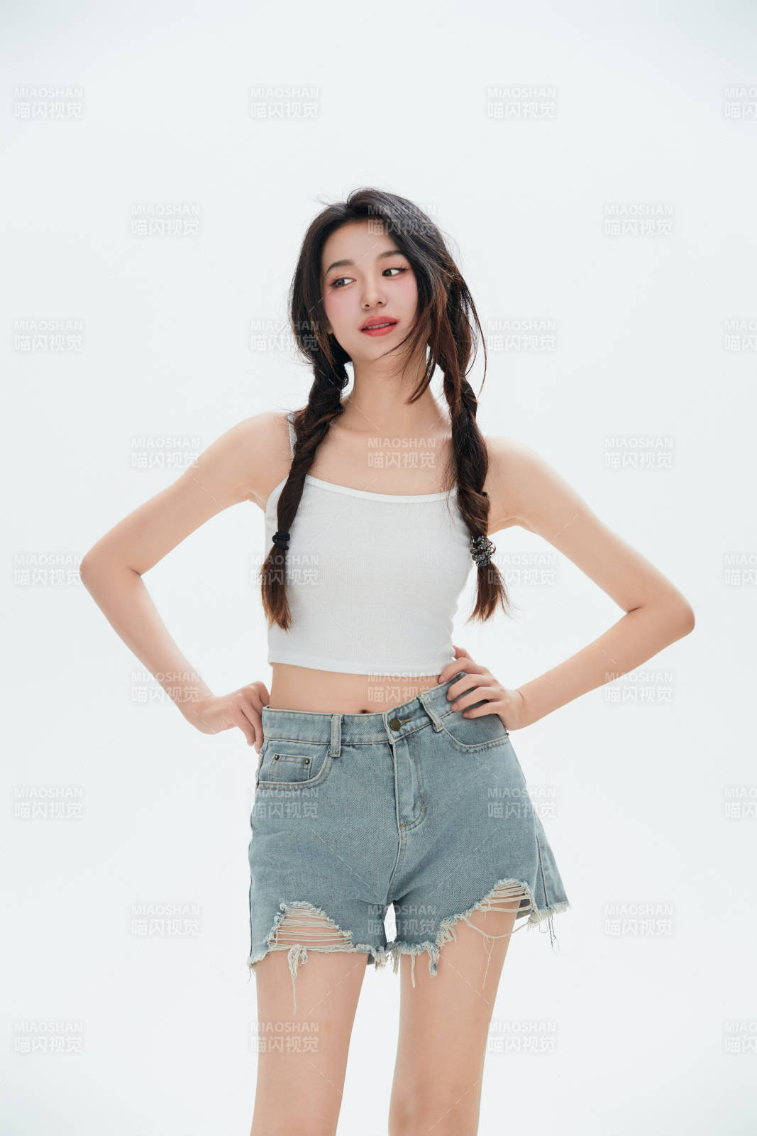 白色背景里的中国女性大学生图片