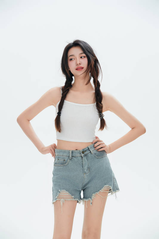 白色背景里的中国女性大学生图片