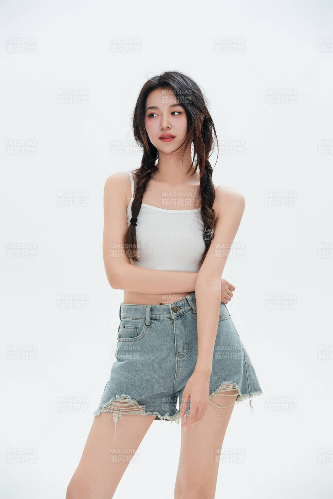 白色背景里的中国女性大学生图片