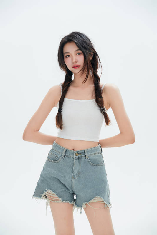 白色背景里的中国女性大学生图片