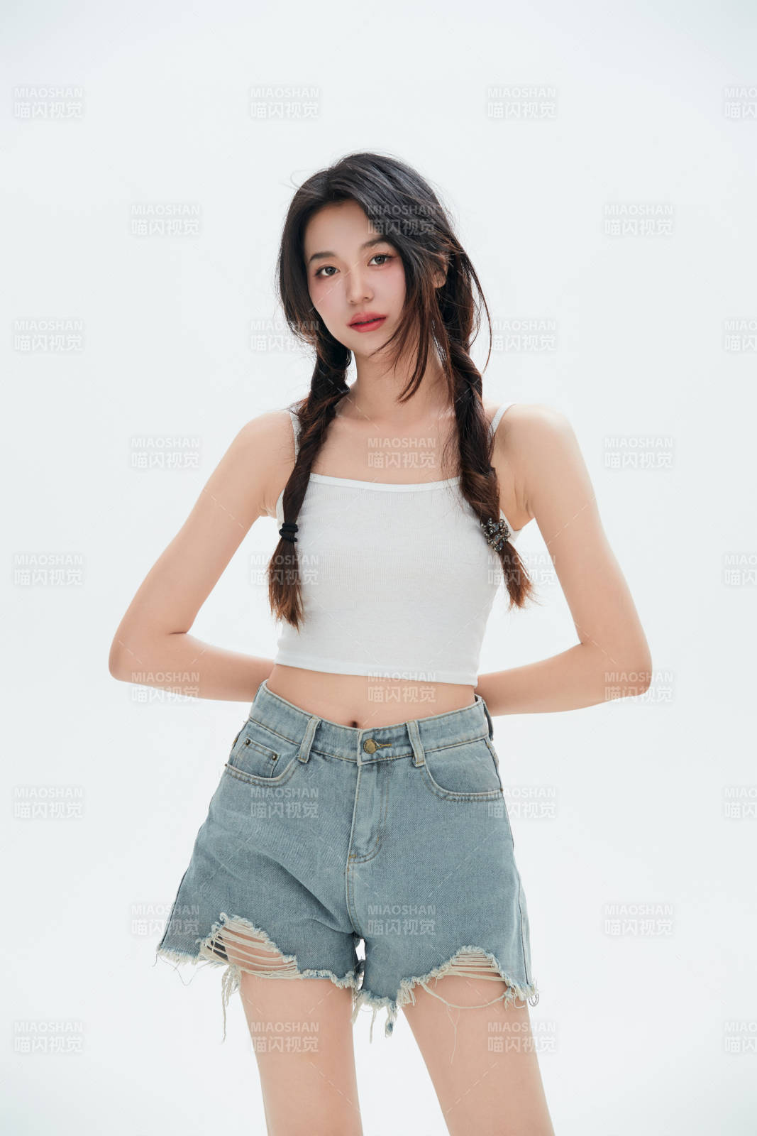 白色背景里的中国女性大学生图片