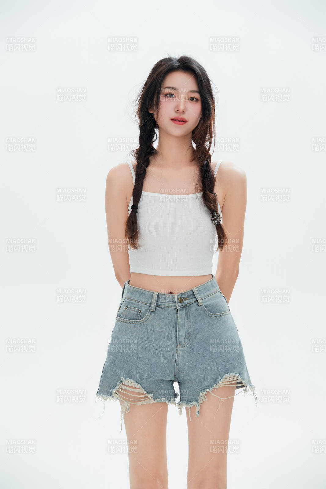 白色背景里的中国女性大学生图片