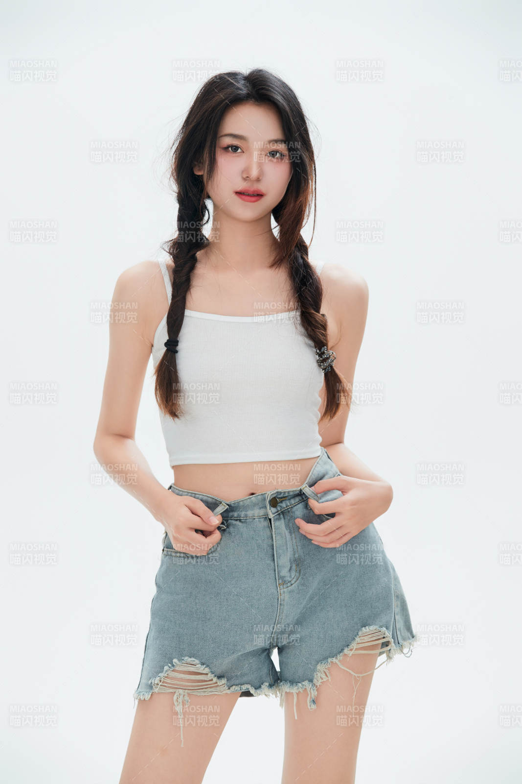 白色背景里的中国女性大学生图片