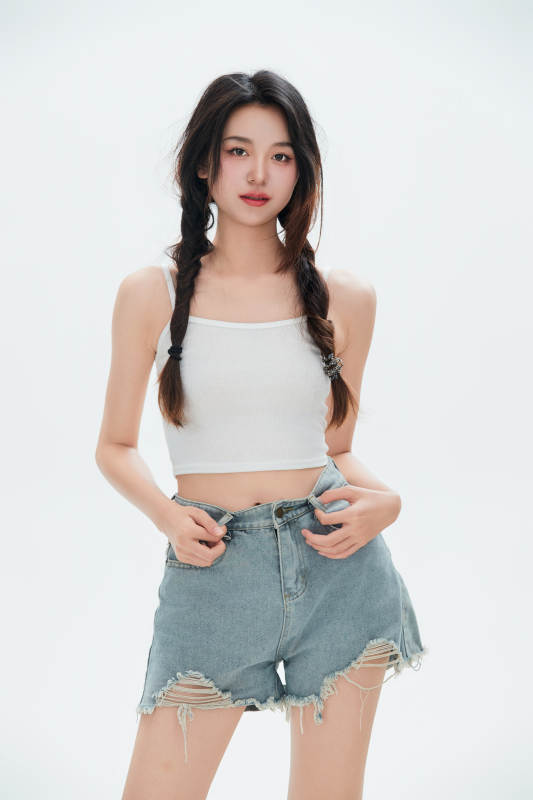 白色背景里的中国女性大学生图片