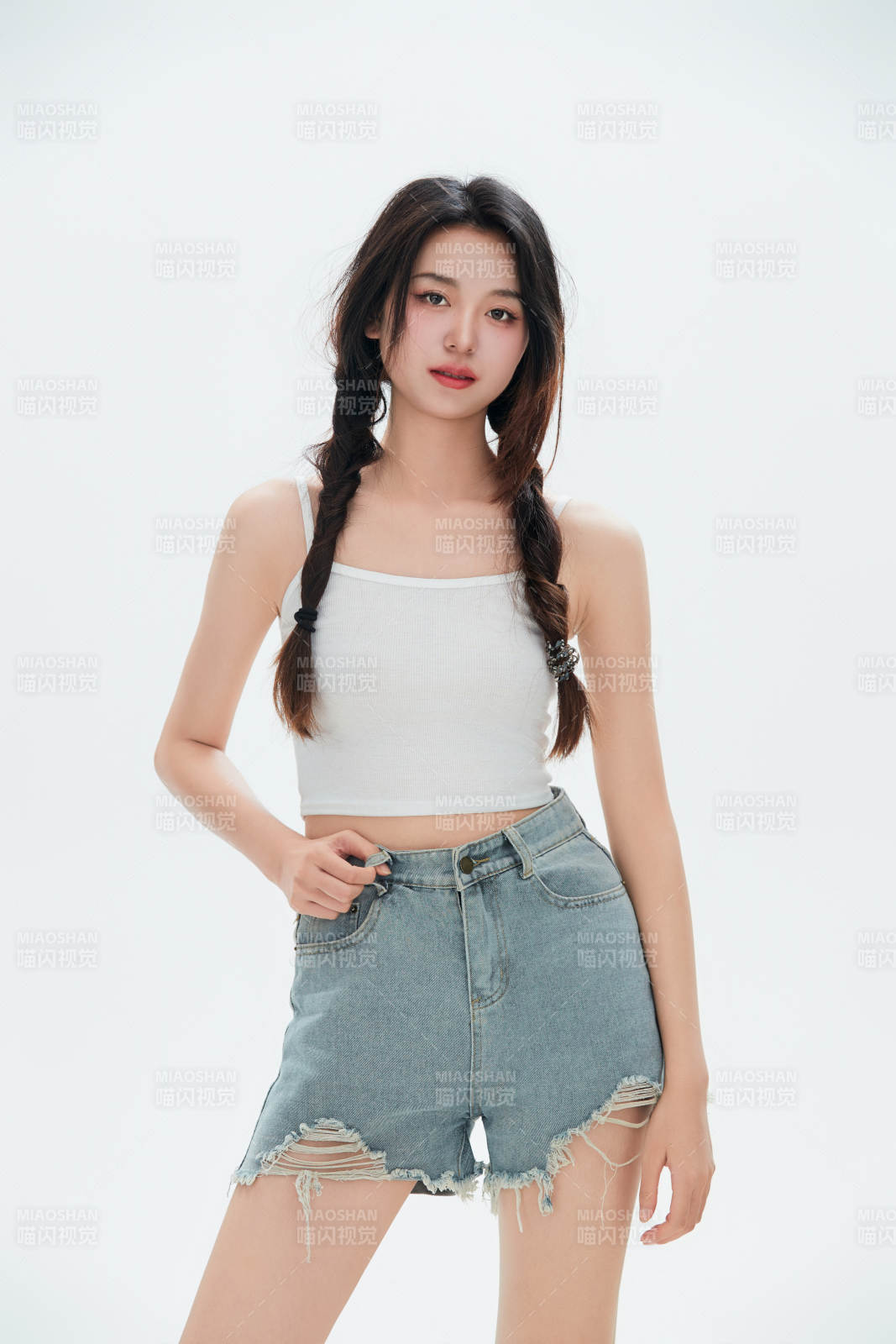 白色背景里的中国女性大学生图片