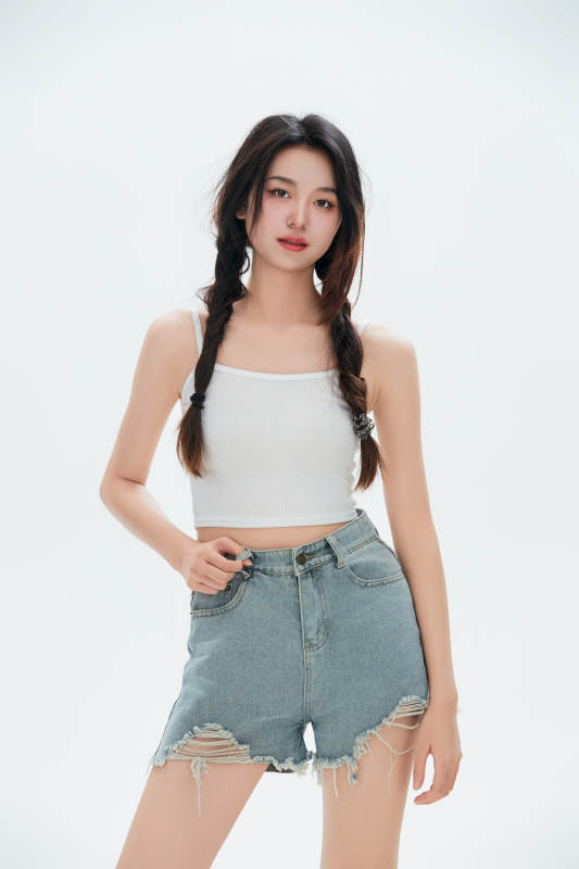 白色背景里的中国女性大学生图片