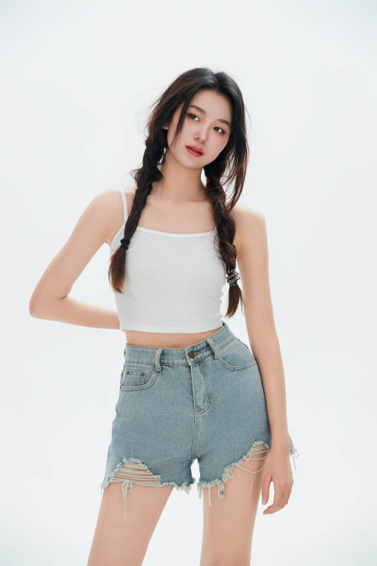 白色背景里的中国女性大学生图片