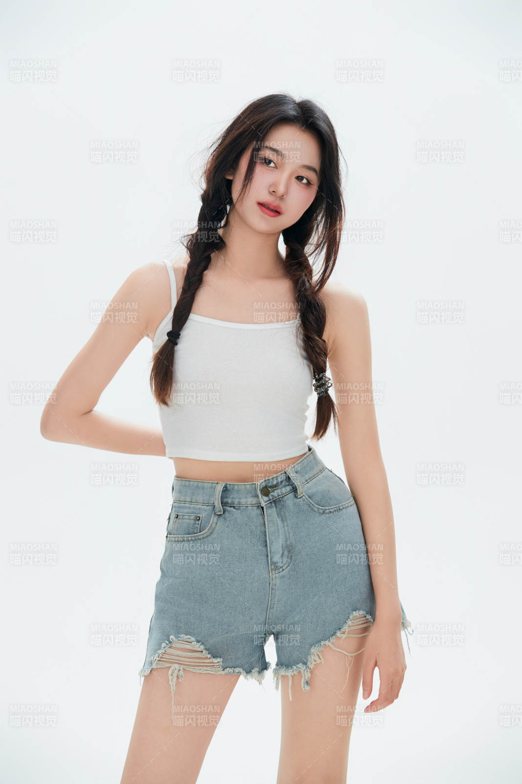 白色背景里的中国女性大学生图片