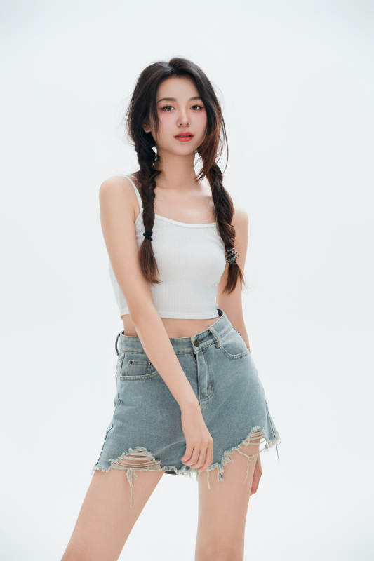 白色背景里的中国女性大学生图片