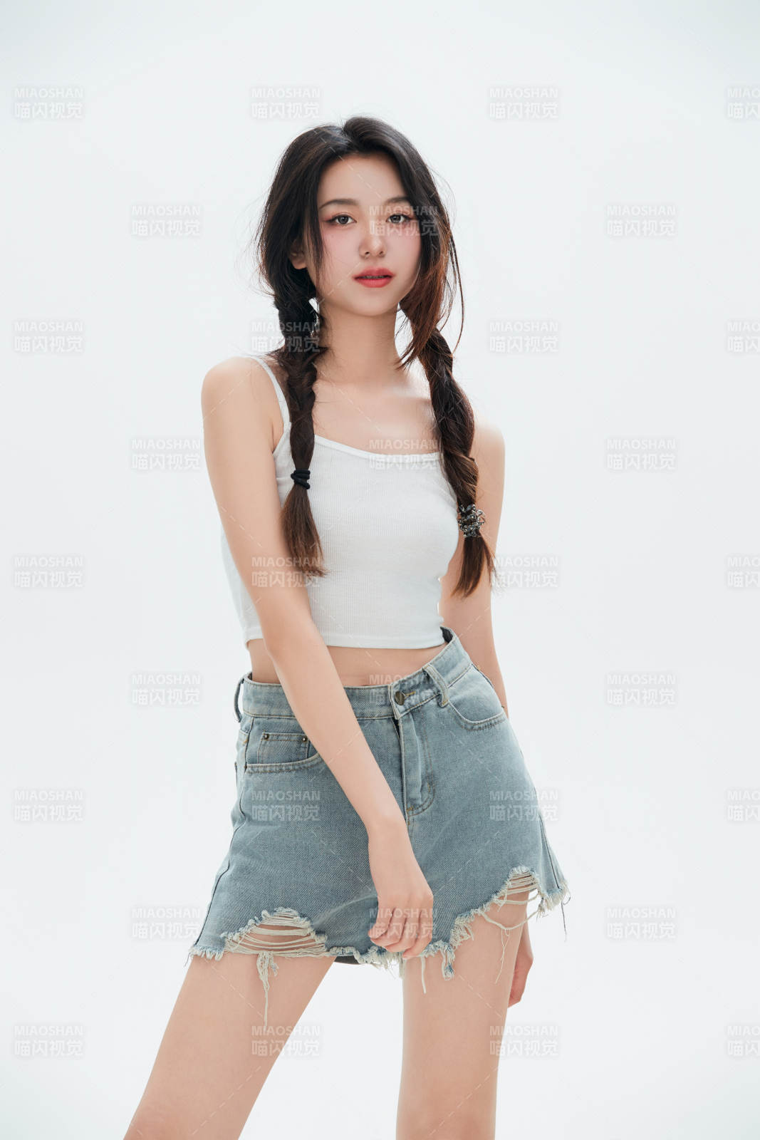 白色背景里的中国女性大学生图片